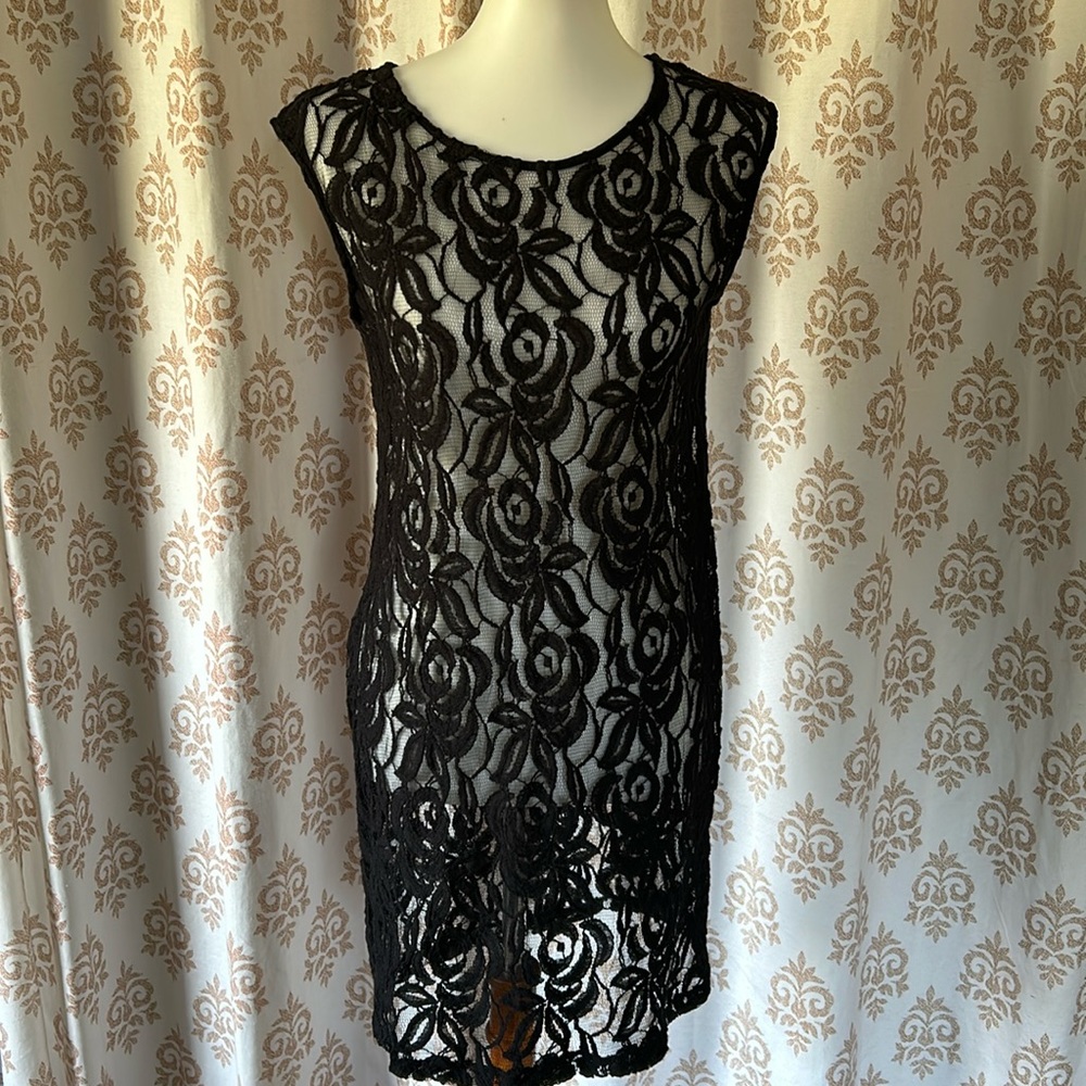Daisy Fuentes black lace sheath cover up M
